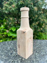 Load image into Gallery viewer, The Beid Oak Vase