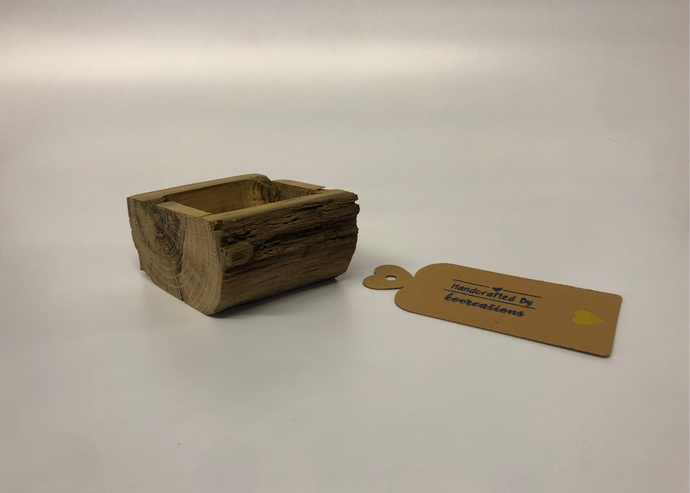 The Gomelsa Rustic Oak Open Top Trinket Box